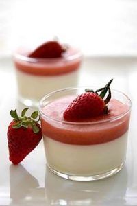 como-hacer-gelatina-de-fresas-y-crema-de-leche-3
