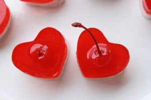 como-hacer-gelatinas-decoradas-con-corazones-2
