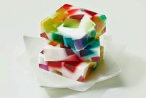 como-hacer-gelatina-de-mosaico-de-tres-colores-3