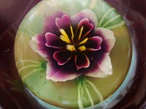 como-hacer-gelatina-artistica-flor-morada-3