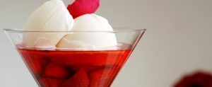 como-hacer-gelatina-con-crema-y-fresas-5