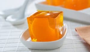 como-hacer-gelatina-con-frutas-de-naranja-natural-5
