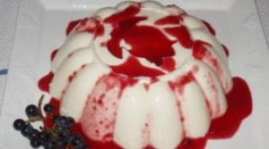 como hacer gelatina casera de queso con salsa de fresa