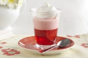 como-hacer-gelatina-con-crema-postre-con-fresas-4