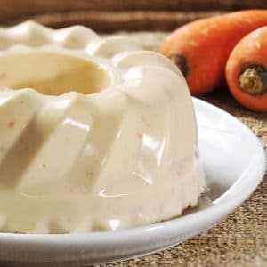 como-hacer-gelatina-casera-de-queso-con-salsa-de-fresa-2
