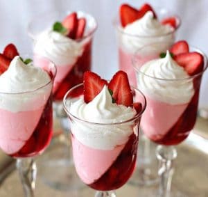 como-hacer-gelatina-con-crema-postre-con-fresas-6