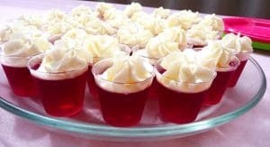 como-hacer-gelatina-con-crema-postre-con-fresas-3