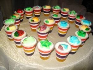 pasos-para-preparar-gelatina-de-colores-con-frutas-encapsuladas-5