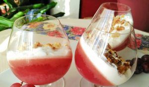 como-hacer-gelatina-con-crema-y-uvas-1