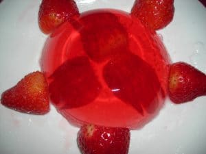gelatina de frutas con fresas y melocoton