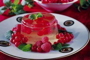pasos-para-preparar-gelatina-de-colores-con-frutas-encapsuladas-3