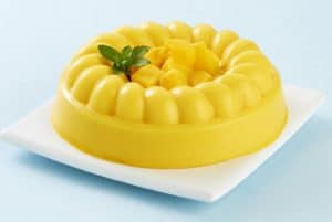 como-hacer-gelatina-con-frutas-mango-con-leche-condesada-3