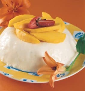 como-hacer-gelatina-casera-de-queso-con-salsa-de-fresa-4