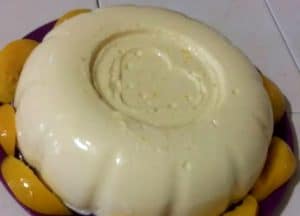 como-hacer-gelatina-casera-de-queso-con-salsa-de-fresa-5
