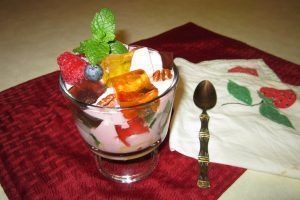 como-hacer-gelatina-con-crema-postre-con-fresas-1