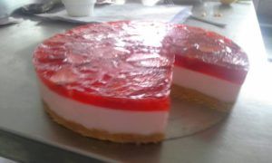 como hacer gelatinas con yogurt de fresa 3