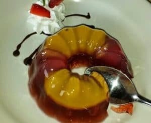Cómo hacer gelatinas con frutas dentro