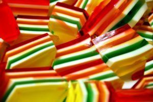 Como decorar gelatinas de colores