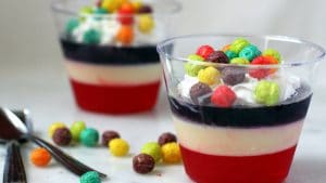 haciendo-rica-gelatina-de-colores-con-crema-6