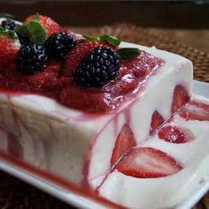 facil-receta-de-gelatina-de-yogurt-con-frutillas-2