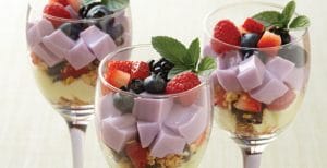 facil-receta-de-gelatina-de-yogurt-con-frutillas-4