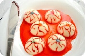 como-hacer-una-gelatina-decorada-en-forma-de-ojo-3